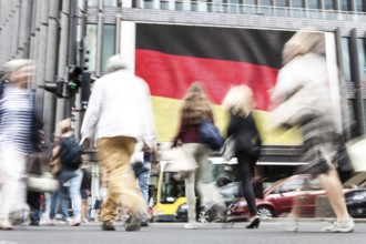 DEU Germany Germany Berlin Passers-by in front of a projection screen on Kurfürstendamm, on which a
