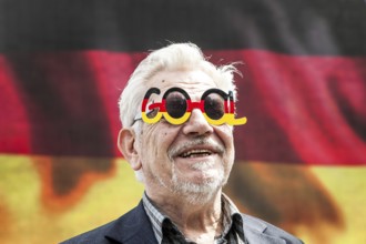 DEU Germany Germany Berlin Passers-by in front of a projection screen on Kurfürstendamm, on which a