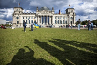 DEU Germany Germany Berlin Tourists take pictures of themselves in front of the Reichstag