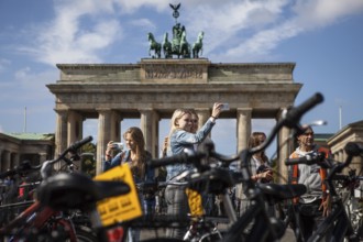DEU Germany Germany Berlin Tourists take selfies in front of the Brandenburg Gate with their