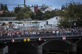 DEU Germany Germany Berlin Partygoers cross the Schllingsbrücke and demonstrate for their right to