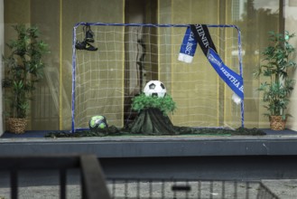 DEU Germany Germany Berlin Display of a discount funeral home on Bundesallee. Ball as an urn for
