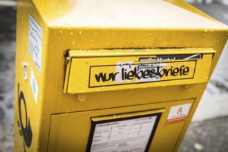 DEU Germany Germany Berlin Deutsche Post box on Masurenallee with the grafitti 'nur Liebesbreife'