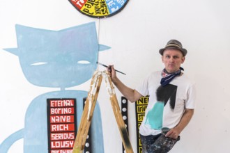 DEU Germany Germany Berlin The artist Jim Avignon setting up an exhibition at the 'Retram' gallery