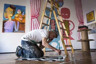 DEU Germany Germany Berlin The artist Jim Avignon setting up an exhibition at the 'Retram' gallery