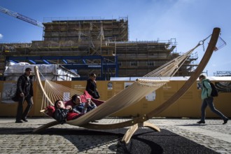 DEU Germany Germany Berlin Tourists sunbathe in a hammock not far from the Staatsoper Unter den
