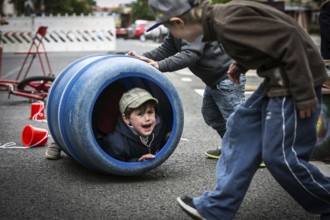DEU Germany Germany Berlin Children play on Gudvanger Straße, which has been declared the city's