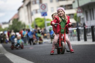 DEU Germany Germany Berlin Children play on Gudvanger Straße, which has been declared the city's