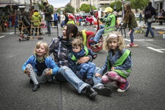 DEU Germany Germany Berlin Children play on Gudvanger Straße, which has been declared the city's