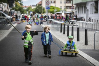 DEU Germany Germany Berlin Children play on Gudvanger Straße, which has been declared the city's