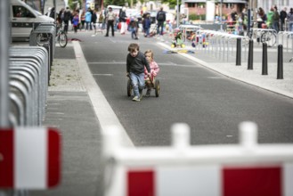 DEU Germany Germany Berlin Children play on Gudvanger Straße, which has been declared the city's