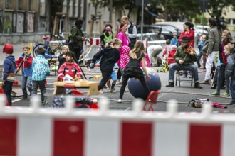 DEU Germany Germany Berlin Children play on Gudvanger Straße, which has been declared the city's