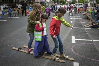 DEU Germany Germany Berlin Children play on Gudvanger Straße, which has been declared the city's