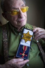 DEU Germany Germany Berlin The Jewish witness Walter Frankenstein with his Jewish star from 1942