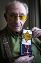 DEU Germany Germany Berlin The Jewish witness Walter Frankenstein with his Jewish star from 1942