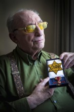 DEU Germany Germany Berlin The Jewish witness Walter Frankenstein with his Jewish star from 1942