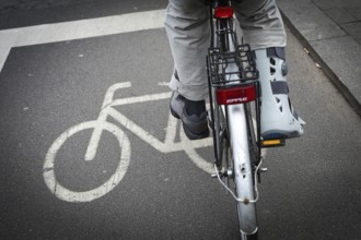 DEU Germany Germany Berlin Cyclists with splints on a bicycle path in Mitte