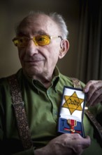 DEU Germany Germany Berlin The Jewish witness Walter Frankenstein with his Jewish star from 1942
