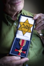 DEU Germany Germany Berlin The Jewish witness Walter Frankenstein with his Jewish star from 1942
