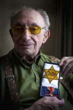 DEU Germany Germany Berlin The Jewish witness Walter Frankenstein with his Jewish star from 1942