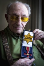 DEU Germany Germany Berlin The Jewish witness Walter Frankenstein with his Jewish star from 1942