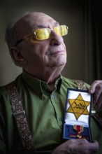 DEU Germany Germany Berlin The Jewish witness Walter Frankenstein with his Jewish star from 1942