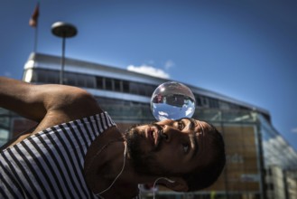 DEU Germany Germany Berlin Juggler with crystal ball works at the intersection opposite the CDU