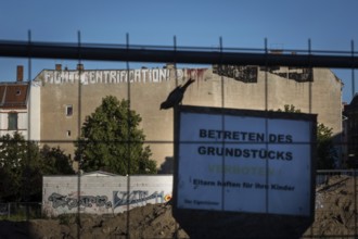 DEU Germany Germany Berlin A graffiti with the inscription 'Fight Gentrification' on a house wall