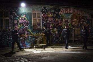 DEU Germany Germany Berlin scene on the RAW site in Berlin-Friedrichsain. Police tour