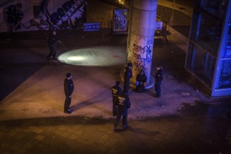 DEU Germany Germany Berlin scene on the Warsaw Bridge in Berlin-Friedrichshain. Police look after a