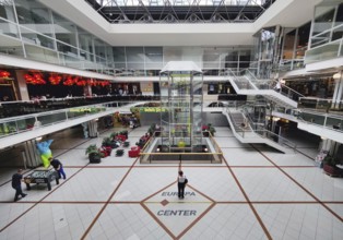 Europa-Center, shopping center, western courtyard with Bernard Gitton's flowing time clock,