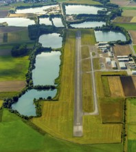 Straubing airfield, EDMS, Flugplatz Straubing-Wallmühle GmbH, commercial airfield, runway, runway,