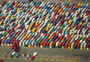 Straddle carrier, container transporter, container port Hamburg, CTA, Container Terminal
