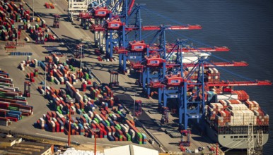 Container loading, container gantry cranes, container cranes, container ship, container freighter,