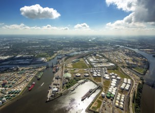 Oiltanking tank terminal, oil port, Blumensandhafen, Hamburg harbour, Elbe, Hamburg, Free and