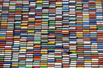 Straddle carrier, container transporter, container port Hamburg, CTA, Container Terminal