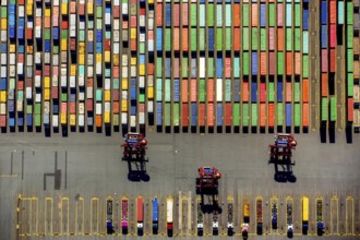 Straddle carrier, container transporter, container port Hamburg, CTA, Container Terminal