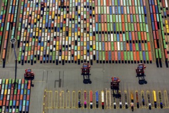 Straddle carrier, container transporter, container port Hamburg, CTA, Container Terminal