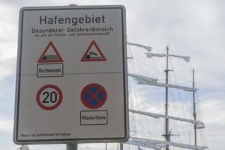 Warning of flood risk in port area, sign, special danger area, stopping ban, speed limit, 20 km/h