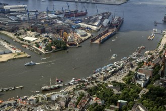 St.Pauli, Landungsbrücken an der Elbe, Entrance Alter Elbtunnel, Captain Prüsse, Hamburg harbour,