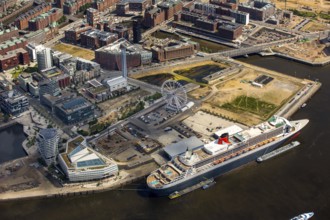 Cruise terminal, Unilever House cruise ship Queen Mary 2, Hamburg harbour, Elbe, Hamburg, Free and