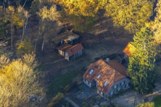 Aerial view, Rayener Berg, heritage-protected farm at Bergweg 16, Rayen, Neukirchen-Vluyn, Ruhr