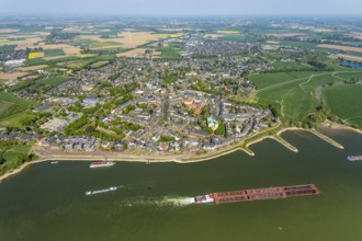 Aerial view, town view Rees, river Rhine, catholic church St. Mariä Himmelfahrt, Rheinterrassen