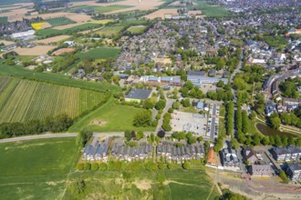 Aerial view, view of Rees, terraced houses on the banks of the Rhine, Aspel grammar school, Rees