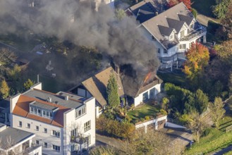 Several callers reported a fire with heavy smoke on Bergerstraße in Mülheim-Menden at 2.57 pm