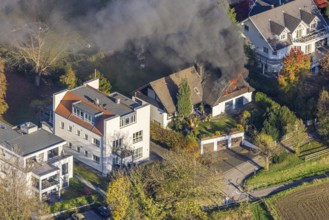 Several callers reported a fire with heavy smoke on Bergerstraße in Mülheim-Menden at 2.57 pm
