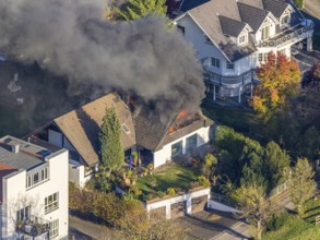 Several callers reported a fire with heavy smoke on Bergerstraße in Mülheim-Menden at 2.57 pm