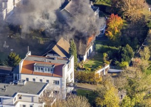 Several callers reported a fire with heavy smoke on Bergerstraße in Mülheim-Menden at 2.57 pm
