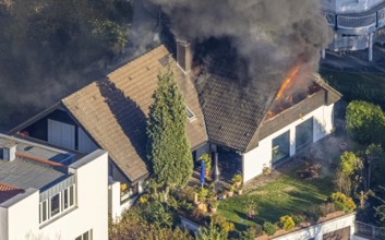Several callers reported a fire with heavy smoke on Bergerstraße in Mülheim-Menden at 2.57 pm