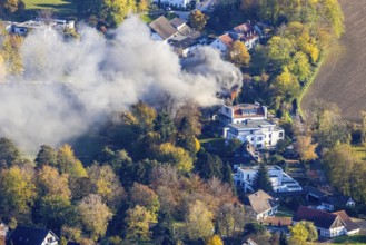Several callers reported a fire with heavy smoke on Bergerstraße in Mülheim-Menden at 2.57 pm